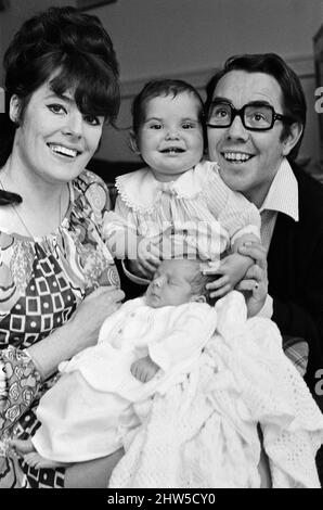 Une deuxième fille pour le comédien Ronnie Corbett et sa femme Anne. Le bébé Sophie, est né il y a 13 jours et a presque partagé un anniversaire avec sa sœur Emma, âgée de 1 ans, qui avait 1 ans le 10th avril. La famille est photographiée dans la maison du Corbett, près de Crystal Palace. 9th mai 1968. Banque D'Images