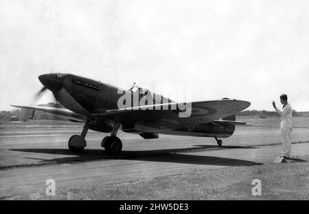 Ce Spitfire Supermarine a été transporté à l'aéroport d'Usworth par le chef de l'escadron John Hobbs pour l'exposition du Sunderland Flying Club. Cet avion avait été piloté par la bataille d'Angleterre Aces Douglas Bader et Johnnie Johnson. 10th juin 1967. Banque D'Images