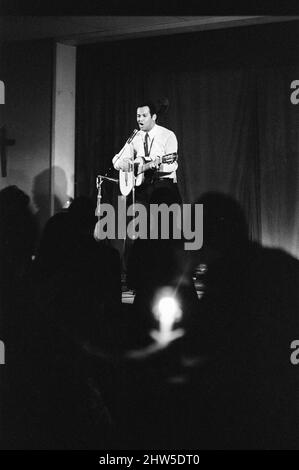 CY Grant se produit dans un club de chant folklorique d'une église méthodiste, Kings Cross. 13th janvier 1967. Banque D'Images