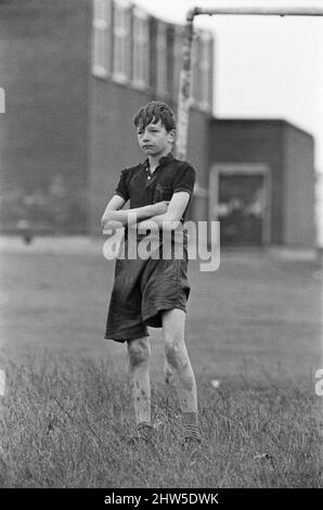 David Bradley, (14 ans) jouant la partie de Billy Casper, en photo avec son Kestral, sur le tournage du film Kes. Ici Billy Casper joue le gardien de but dans la scène de football de l'école. KES est un film dramatique de 1969 réalisé par Ken Loach et produit par Tony Garnet. Le film est basé sur le roman de 1968 A Kestrel for a Knave, écrit par l'auteur de Barnsley Barry Hines. Le film est classé septième dans le Top Ten (British) films de l'Institut britannique du film et parmi les dix premiers dans sa liste des 50 films que vous devriez voir à l'âge de 14 ans. Le film a été tourné sur le site aroun Banque D'Images