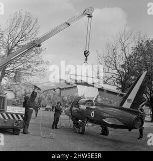 Les ailes étant attachées à un Gnat de Folland des flèches rouges en préparation à une exposition de la Royal Airforce à Thameside, Berkshire. 14th octobre 1967 Banque D'Images