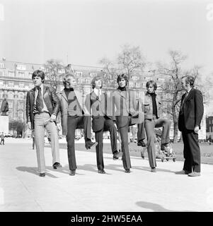 Les Bee Gees sont mis à l'épreuve par le célèbre comédien britannique Johnny Speight, qui écrira le scénario de leur premier long métrage « Lord Kitchener's Little Drummer Boys ». L'intrigue concerne le gangement de la presse des garçons pour rejoindre l'armée comme bandshommes pendant la guerre des Boers, le tournage commence plus tard cette année. Johnny marche les Bee Gees à travers Londres en leur donnant un avant-goût de ce qui va venir le 29th mars 1968. Photo (de l à r) Vince Melouney, Colin Peterson, Robin Gibb, Barry Gigg et Maurice Gibb avec Johnny Speight Banque D'Images