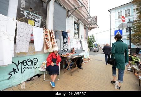 Vendeurs d'artisanat et de souvenirs le long de la descente Andriivs'kyi Banque D'Images