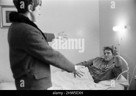 Mme Rita Eddom est réunifiée avec son mari Harry Eddom, qui était le seul survivant du chalutier coulé « Ross Cleveland ». Photo dans un hôpital en Islande. Février 1968. Banque D'Images
