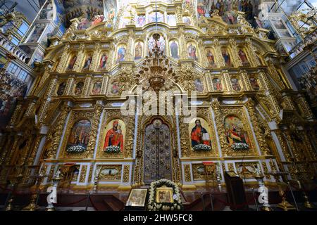 Magnifiques autels et peintures murales à la cathédrale Sainte-Dormition du complexe du monastère de Lavra à Kiev, en Ukraine. Banque D'Images