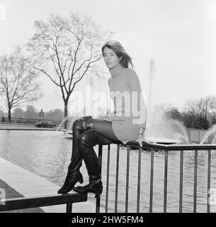 Françoise Hardy, chanteuse française se détend au soleil du printemps, Hyde Park, Londres, dimanche 14th avril 1968. Banque D'Images