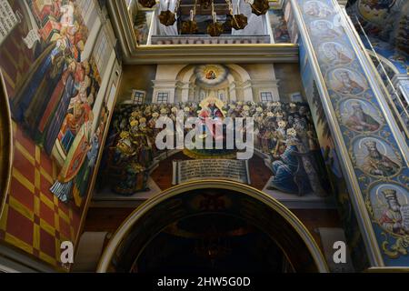 Magnifiques autels et peintures murales à la cathédrale Sainte-Dormition du complexe du monastère de Lavra à Kiev, en Ukraine. Banque D'Images