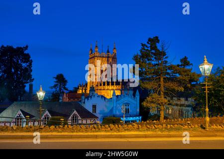 Grand Prieuré de Malvern au crépuscule. Great Malvern, Worcestershire, Angleterre Banque D'Images