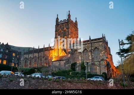 Grand Prieuré de Malvern au crépuscule. Great Malvern, Worcestershire, Angleterre Banque D'Images