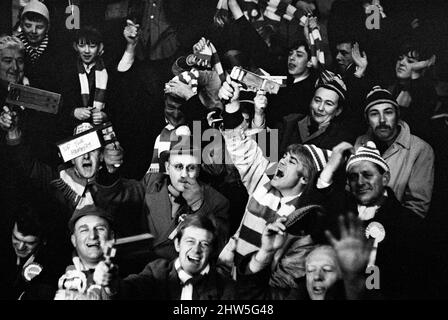 Les stars de « Till Death US Do part », Warren Mitchell, criant pour West Ham et Tony Booth creusant pour Liverpool pendant leur match à Anfield. 7th janvier 1967. Banque D'Images