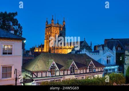 Grand Prieuré de Malvern au crépuscule. Great Malvern, Worcestershire, Angleterre Banque D'Images