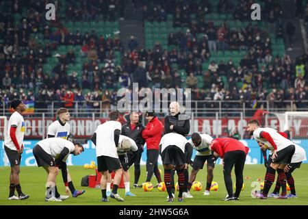 Milan, Italie. 1st mars 2022. Italie, Milan, mars 1 2022: Stefano Pioli (directeur de Milan) suit l'échauffement de ses joueurs pendant le match de football AC MILAN vs FC INTER, Coppa Italia 2021-2022 SF 1st LEG, San Siro stade (Credit image: © Fabrizio Andrea Bertani/Pacific Press via ZUMA Press Wire) Banque D'Images