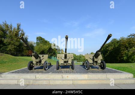 Complexe commémoratif du Musée de la Grande Guerre patriotique. Matériel militaire exposé, à la fois vieux ou capturé pendant le conflit de 2014 en Ukraine orientale. Banque D'Images