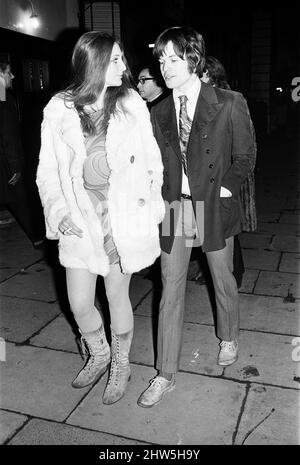 Les défendeurs accusés d'infractions découlant de la marche libre de Brian Jones en octobre 1967. La marche, sur la route Kings, Chelsea, a suivi la peine d'emprisonnement de neuf mois qui a été transmise à Rolling Stone Jones pour des accusations de drogue. Photo Christopher Jagger (À DROITE) frère de la pierre à roulettes Mick Jagger hippie Queen Suzy creamcheese (À GAUCHE) vrai nom Susan Zeiger Banque D'Images