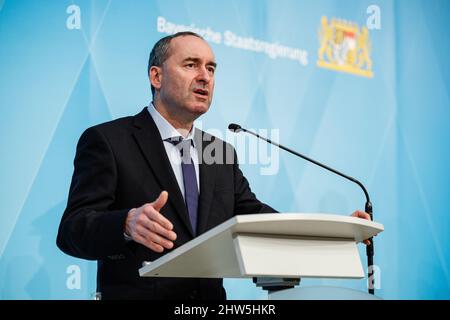 Munich, Allemagne. 02nd mars 2022. Hubert Aiwanger, ministre des Affaires économiques de Bavière. Credit: Matthias balk/dpa/Alay Live News Banque D'Images