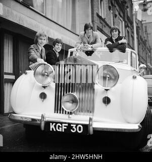 Les Bee Gees examinent un cadeau de Noël de l'agent Robert Stigwood, un 1948 Rolls Royce Silver Wraith, 12th décembre 1967. La voiture a été offerte comme cadeau spécial pour marquer et célébrer les 1 millions de ventes record de leur seul Massachusetts. Quatre des cinq membres du groupe regardent la voiture et lui donnent un vernis et propre. M. Stigwood a eu la voiture entièrement retapissée et peinte, et le moteur a été remis en état. Photo : Colin Peterson, Vince Melouney, Barry Gibb et Robin Gibb dans Adams Row, Mayfair (Robin Gibb n'était pas disponible pour la photo) Banque D'Images