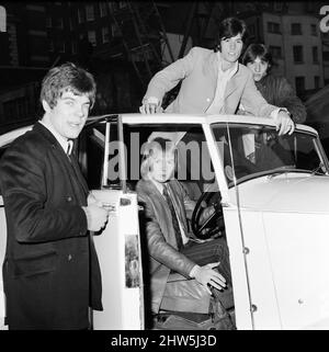 Les Bee Gees examinent un cadeau de Noël de l'agent Robert Stigwood, un 1948 Rolls Royce Silver Wraith, 12th décembre 1967. La voiture a été offerte comme cadeau spécial pour marquer et célébrer les 1 millions de ventes record de leur seul Massachusetts. Quatre des cinq membres du groupe regardent la voiture et lui donnent un vernis et propre. M. Stigwood a eu la voiture entièrement retapissée et peinte, et le moteur a été remis en état. Photo : Colin Peterson, Vince Melouney, Barry Gibb et Robin Gibb dans Adams Row, Mayfair (Robin Gibb n'était pas disponible pour la photo) Banque D'Images