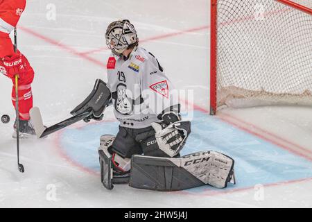 Lausanne, Vaudoise Arena, Suisse. 3rd mars 2022. Lausanne Suisse, 03/03/2022: Thibault Fatton (gardien de but) de HC Lugano (29) est en action lors du match de 54th de la saison 2021-2022 de la Ligue nationale suisse avec le HC et le HC Lugano de Lausanne (Credit image: © Eric Dubost/Pacific Press via ZUMA Press Wire) Banque D'Images