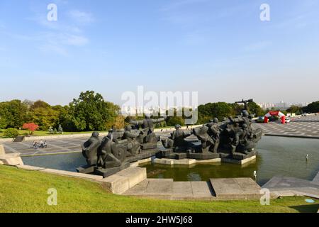 Traversée du monument Dniepr au Musée d'Etat ukrainien de la Grande Guerre patriotique à Kiev, Ukraine. Banque D'Images