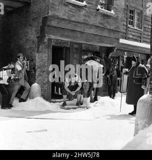 Tournage d'Oliver ! Aux studios Shepperton. La scène qui aurait dû être prise en milieu d'hiver était prise en août avec une tonne de polystyrène à plumes sur le point de représenter la chute de neige et les glaçons artificiels accrochés à des rebords et des tuyaux, etc. 3rd août 1967. Banque D'Images