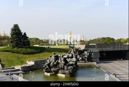 Traversée du monument Dniepr au Musée d'Etat ukrainien de la Grande Guerre patriotique à Kiev, Ukraine. Banque D'Images