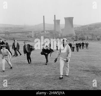 Le golfeur sud-africain Sewsunker Sewgolum au club de golf de Stalybridge Stamford où il a participé à un match d'invitation contre deux des meilleurs joueurs de clubs Barry Sidebottom et Colin C Gill en préparation à l'ouverture britannique à venir. Le partenaire Swegolum était Mike Hoyle. 14th juillet 1967. Banque D'Images