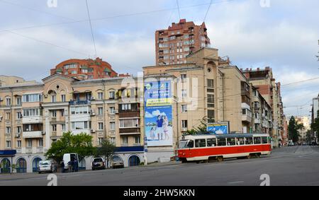 Un vieux tramway dans le centre-ville de Kiev, Ukraine. Banque D'Images