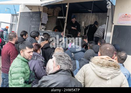 Korczowa, Pologne. 03rd mars 2022. Le 3 mars 2022, des hommes attendent la nourriture fournie par des volontaires au camp de réfugiés de Korczowa, une ville frontalière du sud-est de la Pologne. Plus d'un million de personnes ont fui l'Ukraine vers les pays voisins depuis que la Russie a lancé son invasion à grande échelle il y a une semaine. Photo de Daniel Derajinski/ABACAPRESS.COM crédit: Abaca Press/Alay Live News Banque D'Images