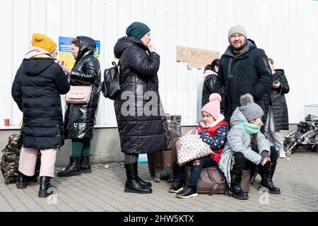 Korczowa, Pologne. 03rd mars 2022. Une famille de réfugiés attend le bus au camp de réfugiés de Korczowa, une ville frontalière du sud-est de la Pologne, le 3 mars 2022. Plus d'un million de personnes ont fui l'Ukraine vers les pays voisins depuis que la Russie a lancé son invasion à grande échelle il y a une semaine. Photo de Daniel Derajinski/ABACAPRESS.COM crédit: Abaca Press/Alay Live News Banque D'Images