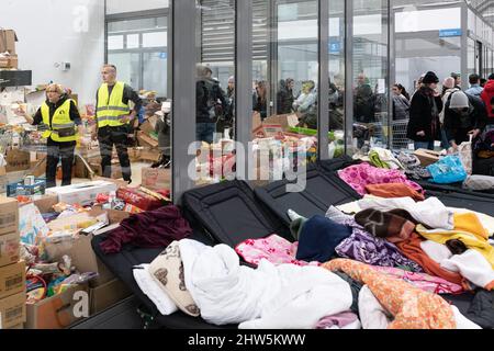 Korczowa, Pologne. 03rd mars 2022. Des volontaires aident les refugiés à trouver des biens au camp de réfugiés de Korczowa, une ville frontalière du sud-est de la Pologne, le 3 mars 2022. Plus d'un million de personnes ont fui l'Ukraine vers les pays voisins depuis que la Russie a lancé son invasion à grande échelle il y a une semaine. Photo de Daniel Derajinski/ABACAPRESS.COM crédit: Abaca Press/Alay Live News Banque D'Images