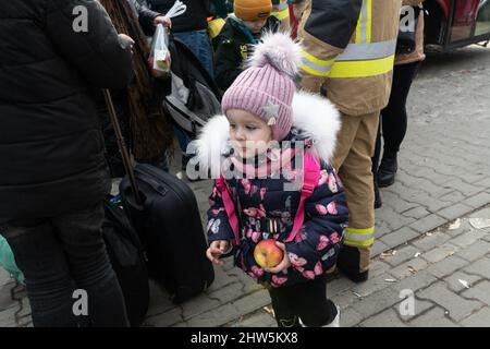 Korczowa, Pologne. 03rd mars 2022. Une petite fille tient une pomme dans la main au camp de réfugiés de Korczowa, une ville frontalière du sud-est de la Pologne, le 3 mars 2022. Plus d'un million de personnes ont fui l'Ukraine vers les pays voisins depuis que la Russie a lancé son invasion à grande échelle il y a une semaine. Photo de Daniel Derajinski/ABACAPRESS.COM crédit: Abaca Press/Alay Live News Banque D'Images