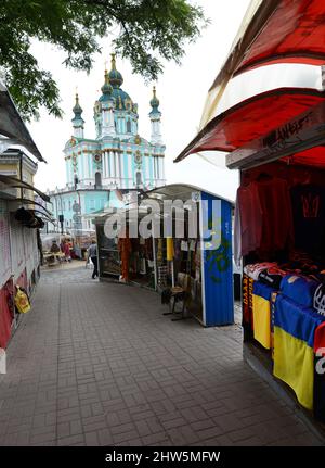 Vendeurs d'artisanat et de souvenirs le long de la descente Andriivs'kyi avec l'église Saint-André en arrière-plan, Kiev, Ukraine. Banque D'Images