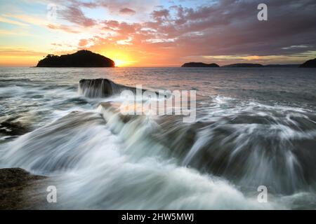 eau qui coule sur des rochers près de l'île de lion sur la côte centrale de nsw Banque D'Images