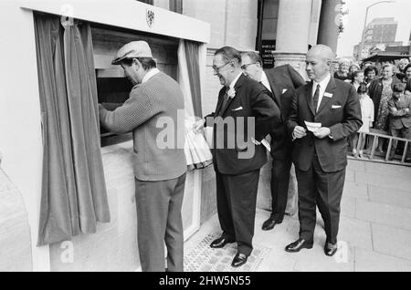 Le premier guichet automatique de Worlds, Cash machine, est dévoilé à la Barclays Bank, à Enfield, Middlesex, juste au nord de Londres. 27th juin 1967. La photo montre l'acteur Reg Varney dans sa casquette blanche. Barclays ATM, 27th juin 1967. Sir Thomas Bland, vice-président de Barclays Bank, dévoile un robot de caisse qui distribue de l'argent à tout moment du jour ou de la nuit. Conçue et développée conjointement avec de la rue instruments et le service des services de gestion des banques, la machine BarclayCash est installée dans la succursale d'Enfield. L'acteur Reg Varney a pris le temps de filmer la série télévisée « Beggar Your Neighbor » à Northwood à Banque D'Images