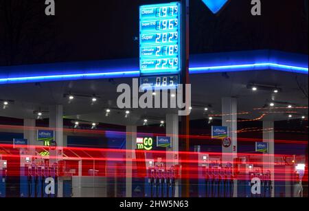 Leipzig, Allemagne. 04th mars 2022. Le panneau d'affichage d'une station-service s'allume tôt le matin à Leipzig. Les prix du carburant montent au-dessus de la marque de deux euros de nos jours. La guerre en Ukraine fait monter les prix du diesel et de l'essence à des niveaux records. Credit: Hendrik Schmidt/dpa-Zentralbild/dpa/Alay Live News Banque D'Images