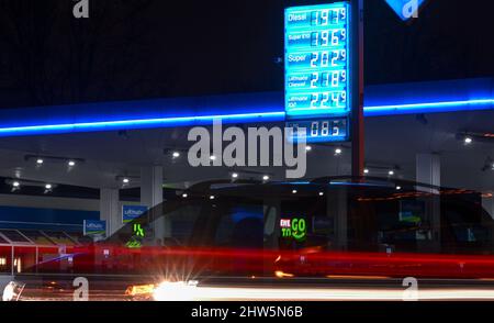 Leipzig, Allemagne. 04th mars 2022. Le panneau d'affichage d'une station-service s'allume tôt le matin à Leipzig. Les prix du carburant montent au-dessus de la marque de deux euros de nos jours. La guerre en Ukraine fait monter les prix du diesel et de l'essence à des niveaux records. Credit: Hendrik Schmidt/dpa-Zentralbild/dpa/Alay Live News Banque D'Images