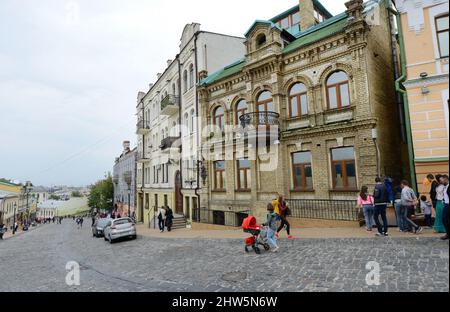 Beaux vieux bâtiments le long de la descente Andriivs'kyi à Kiev, Ukraine. Banque D'Images