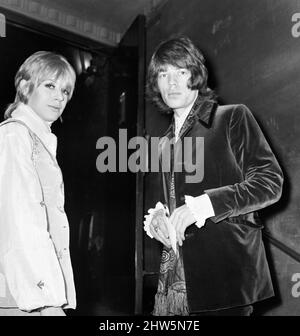 Mick Jagger, chanteur du groupe pop Rolling Stones, photographié avec sa petite amie Marianne Faithfull lors de la première du film de science-fiction Stanley Kubrik « 2001 A Space Odyssey » à Londres.10th mai 1968. Banque D'Images