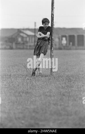 David Bradley, (14 ans) jouant la partie de Billy Casper, en photo avec son Kestral, sur le tournage du film Kes. Ici Billy Casper joue le gardien de but dans la scène de football de l'école. KES est un film dramatique de 1969 réalisé par Ken Loach et produit par Tony Garnet. Le film est basé sur le roman de 1968 A Kestrel for a Knave, écrit par l'auteur de Barnsley Barry Hines. Le film est classé septième dans le Top Ten (British) films de l'Institut britannique du film et parmi les dix premiers dans sa liste des 50 films que vous devriez voir à l'âge de 14 ans. Le film a été tourné sur le site aroun Banque D'Images