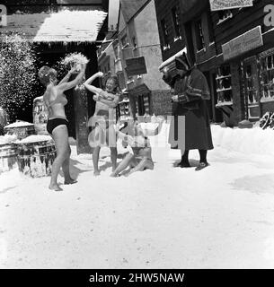 Tournage d'Oliver ! Aux studios Shepperton. La scène qui aurait dû être prise en milieu d'hiver était prise en août avec une tonne de polystyrène à plumes sur le point de représenter la chute de neige et les glaçons artificiels accrochés à des rebords et des tuyaux, etc. Trois jeunes femmes, Penny Allan, Irene French, Et Dinny Jones, tous les chanteurs qui prennent part au film ont décidé de se lancer dans le bikini, boule de neige Harry Secombe et généralement de s'amuser dans le 'moment'. 3rd août 1967. Banque D'Images