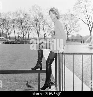 Françoise Hardy, chanteuse française se détend au soleil du printemps, Hyde Park, Londres, dimanche 14th avril 1968. Banque D'Images