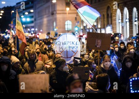 Munich, Allemagne. 03rd mars 2022. Le 3nd mars, 2022 2 000 personnes se sont rassemblées à Odeonsplatz à Munich, en Allemagne, pour protester contre l'invasion russe en Ukraine et pour montrer leur solidarité avec le peuple ukrainien. Le rassemblement a été organisé par vendredi pour le futur Munich. Lecture du signe: 'Donner la paix a chance' (photo par Alexander Pohl/Sipa USA) crédit: SIPA USA/Alay Live News Banque D'Images