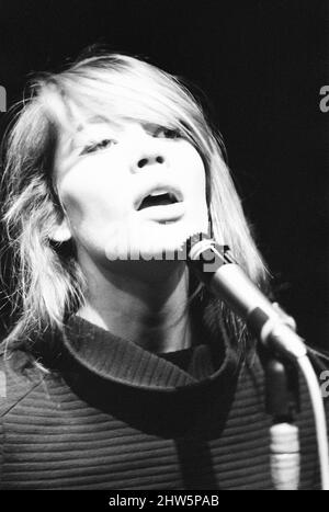 Françoise Hardy, chanteuse française en photo, répète son spectacle de cabaret qui s'ouvre à la Savoie cette semaine, Londres, 20th février 1967. Banque D'Images