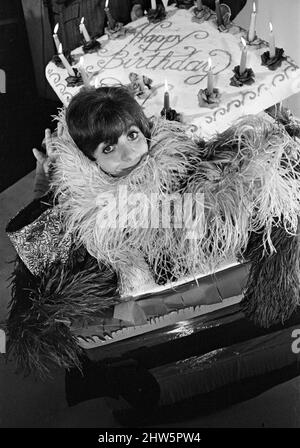 La distribution de « ne pas régler votre appareil ». L'actrice Denise Coffey célèbre son anniversaire. 12th décembre 1967. Banque D'Images