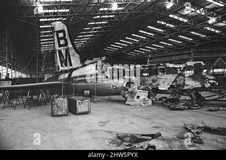 L'épave de son avion britannique Midland, maintenant à l'aérodrome de Farnborough. Le capitaine Marlow a survécu à l'écrasement d'air de Stockport du 4th juin 1967, et est dans d'autres cadres dans cet ensemble. La catastrophe aérienne de Stockport a été l'écrasement d'un aéronef Argonaut C-4 de Canadair appartenant à British Midland Airways, immatriculé G-ALHG[1], dans une petite zone ouverte à l'usine de Carr, près du centre de Stockport, Cheshire, en Angleterre, le dimanche 4 juin 1967. 72 des 84 à bord ont été tués dans l'accident. Sur les 12 survivants, tous ont été grièvement blessés. Il est actuellement le quatrième désastre le plus grave de l'histoire de l'aviation britannique, et le Banque D'Images