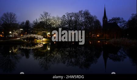 Leipzig, Allemagne. 04th mars 2022. Un ciel nuageux se trouve au-dessus de Johannapark à Leipzig. Tandis que le soleil apparaît dans de nombreux endroits à l'ouest de l'Allemagne, il reste nuageux et frais dans la partie orientale. Credit: Hendrik Schmidt/dpa-Zentralbild/dpa/Alay Live News Banque D'Images