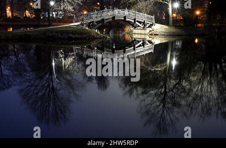 Leipzig, Allemagne. 04th mars 2022. Le ciel nuageux se reflète dans un étang de Johannapark à Leipzig. Tandis que le soleil brille dans de nombreux endroits à l'ouest de l'Allemagne, il reste nuageux et frais à l'est. Credit: Hendrik Schmidt/dpa-Zentralbild/dpa/Alay Live News Banque D'Images