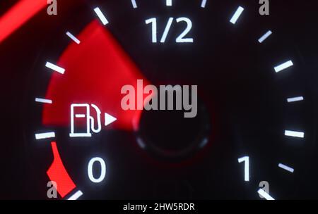 Leipzig, Allemagne. 04th mars 2022. La jauge de carburant d'une voiture de tourisme se déplace au démarrage du moteur. Les prix du carburant grimpent ces jours-ci au-dessus de la marque de deux euros. La guerre en Ukraine provoque une hausse des prix du diesel et de l'essence à des niveaux records. Credit: Hendrik Schmidt/dpa-Zentralbild/dpa/Alay Live News Banque D'Images