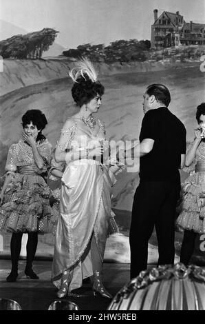 Maggie Smith pendant le tournage de « Oh! What a Lovely War', réalisé par Richard Attenborough (dans ses débuts directoriaux). Maggie Smith joue une star de la salle de musique. Mars 1968. Banque D'Images