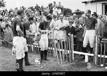 Le prince Philip, son fils le prince Charles et leur équipe de polo Windsor gagnent le championnat junior du comté de Little Bidworth, Cheshire après leur victoire de 3 à 2 1/2 points sur Cowdrey. Charles a marqué le but gagnant du match avec une coupe de 30 yards dans les dernières secondes de la finale chukka, ce qui a soulevé d'énormes applaudissements de la part de la foule forte de 1000. Dans la meilleure tradition des conquérants de polo pendant la présentation après le match, Charles a tenté de prendre une gorgée du trophée mais a réussi à renverser le champagne sur son maillot vert. Son père, le prince Philip, duc d'Édimbourg, s'est joint au JO Banque D'Images